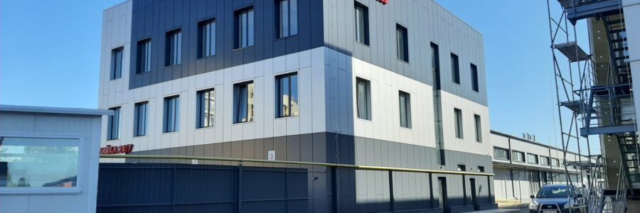 Бізнес-центр «ЮТА-Сервіс» Влаштування фасаду з композитних панелей с. Чайки Київської обл. 2021 р.